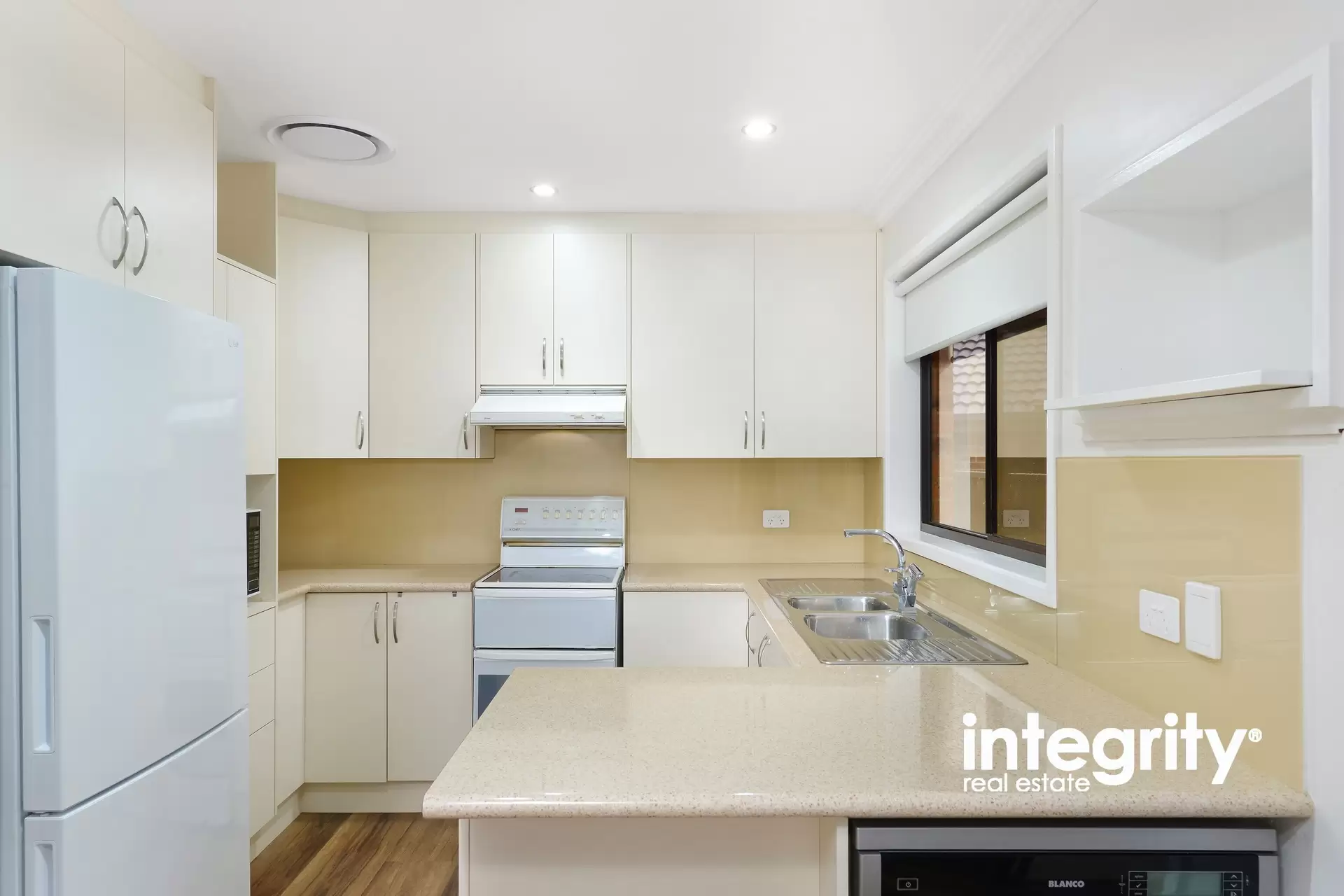 2/6 Waroo Place, Bomaderry Sold by Integrity Real Estate - image 3