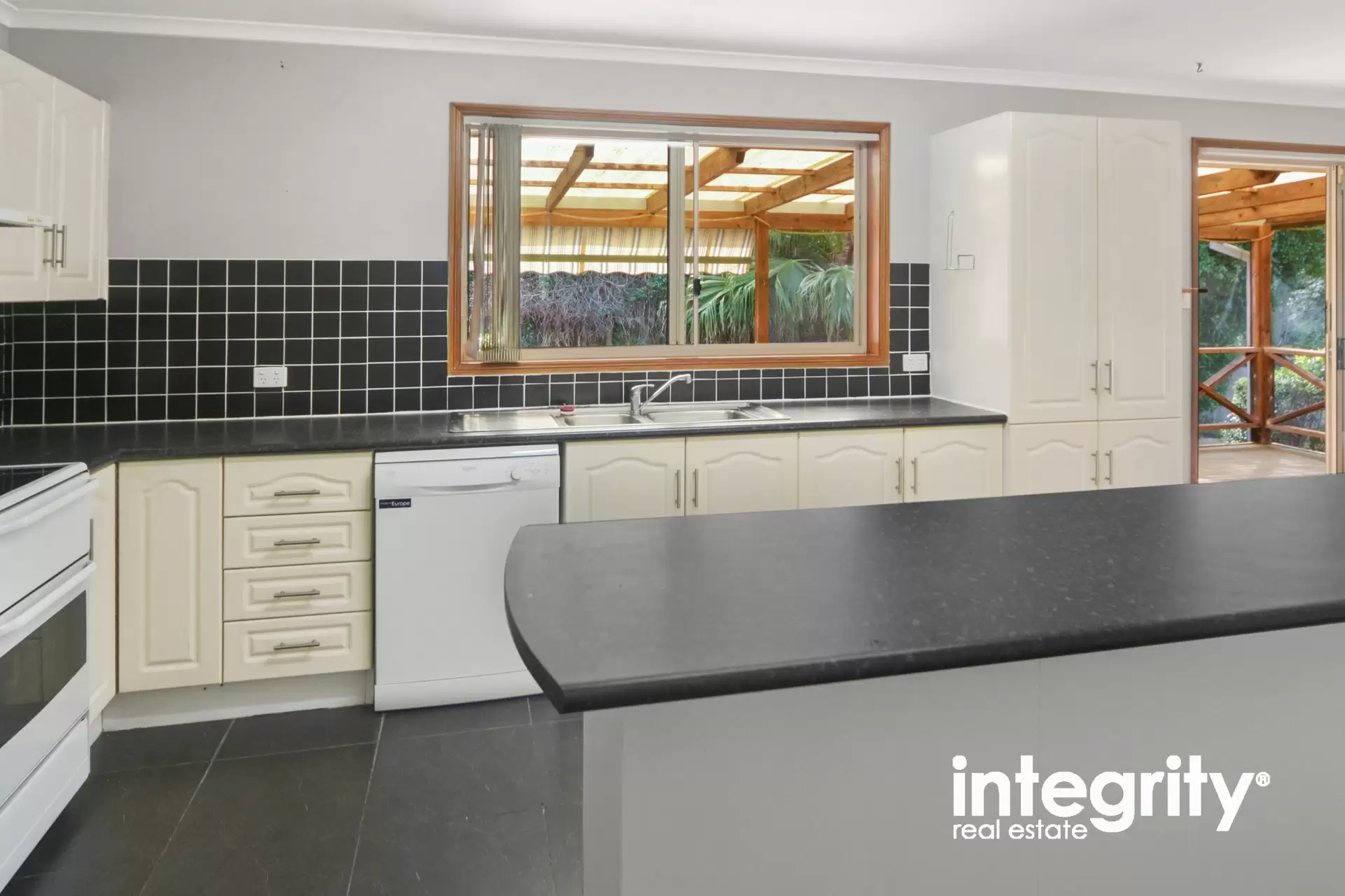 6 Nita Place, Bomaderry Sold by Integrity Real Estate - image 5