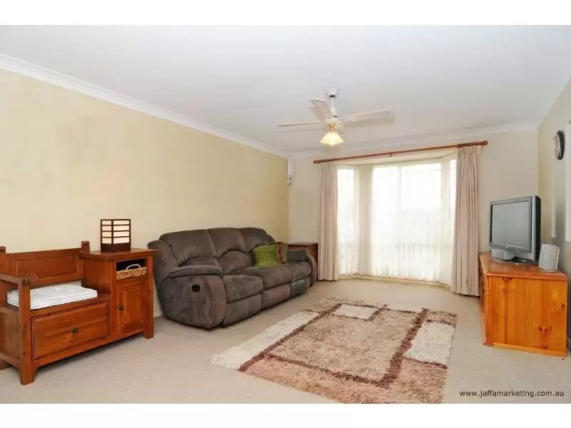 37 Illawarra Circuit, Worrigee Sold by Integrity Real Estate - image 2